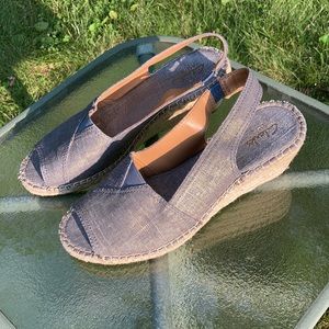 Clarks Artisan Grey W/Gold Wedge Sandal Size 8